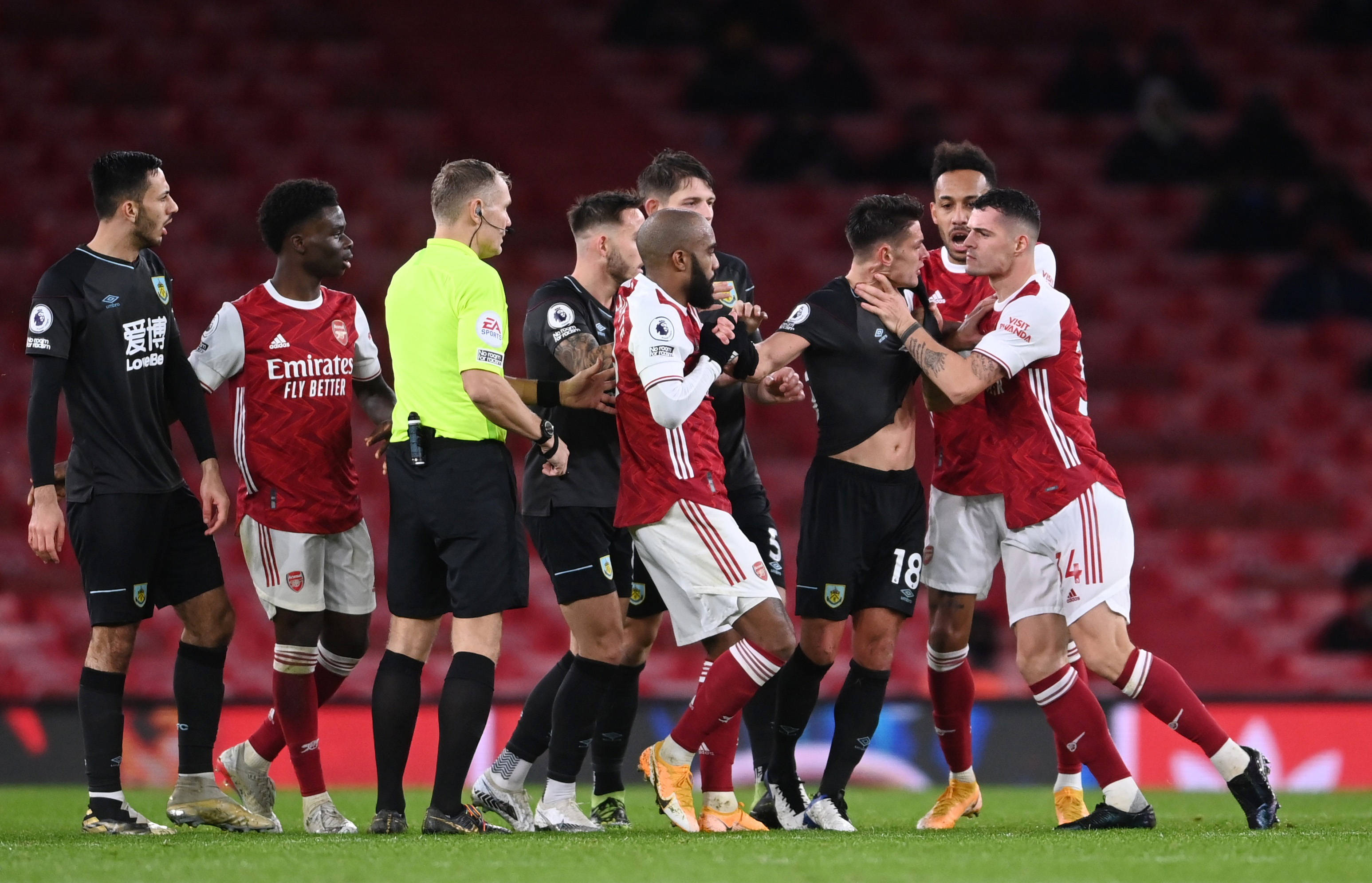 开幕式中向 开幕式中向